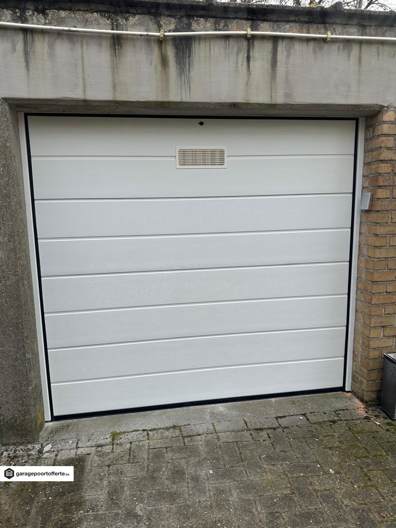 sectionale garagepoorten, motor, RAL 9010, codeklavier, noodontgrendeling, verluchting rooster