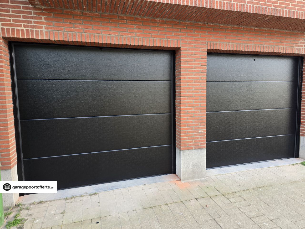 sectionale garagepoorten, motor, RAL 9005, V-line niet geprofileerd stucco