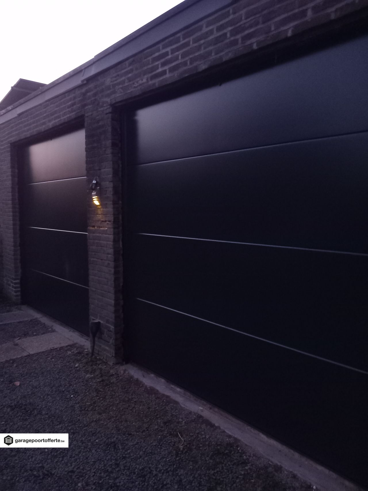 sectionale garagepoorten, motor, RAL 7021, V-line niet geprofileerd glad