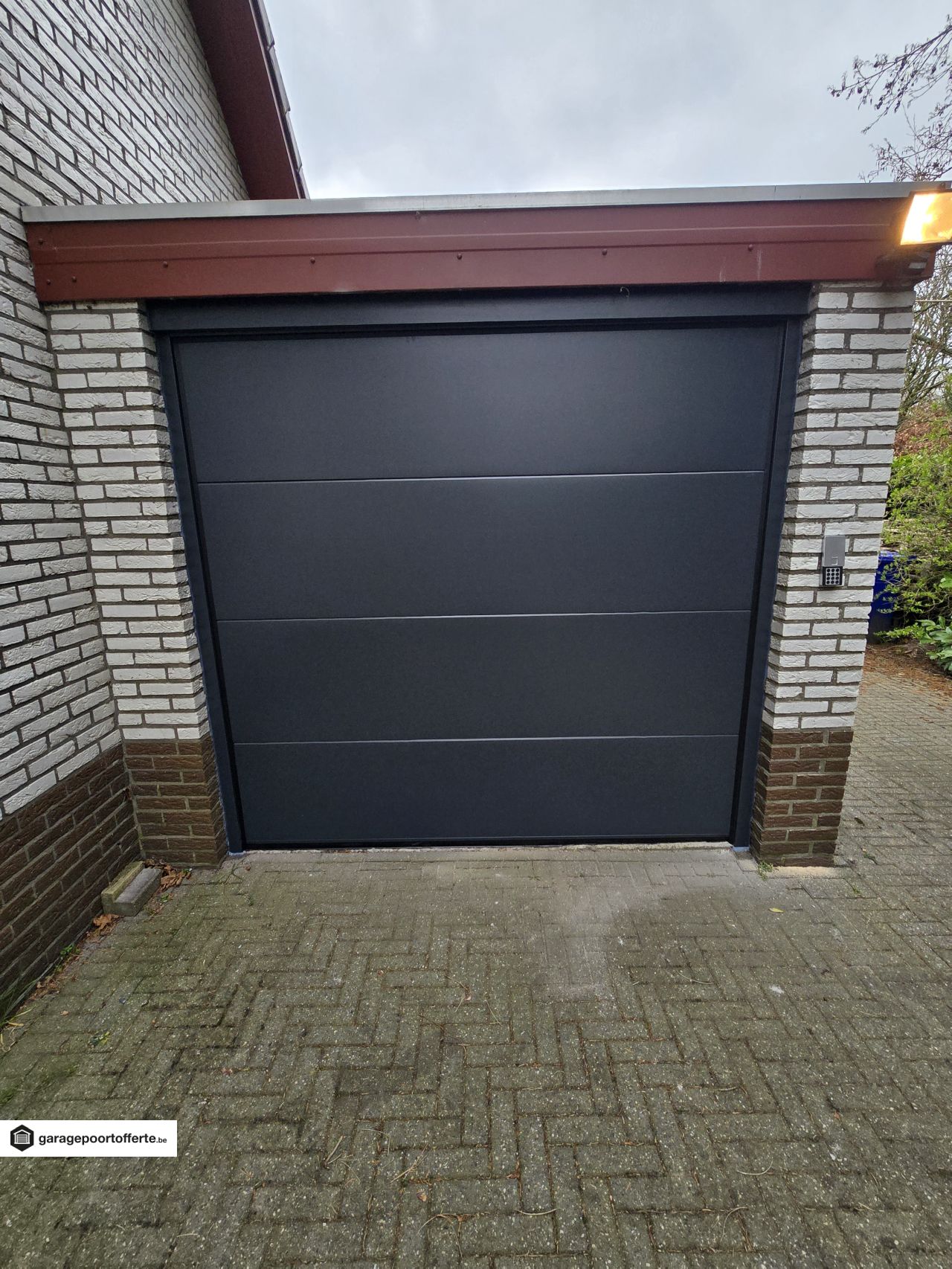 sectionale garagepoorten, motor, RAL 7016, V-line niet geprofileerd glad, codeklavier