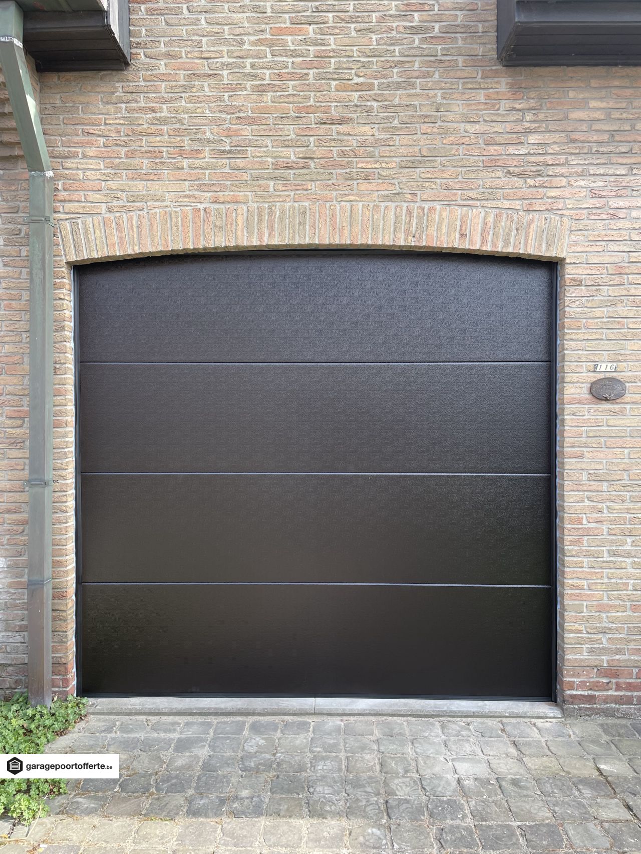 sectionale garagepoorten, motor, RAL 8022, V-line niet geprofileerd stucco