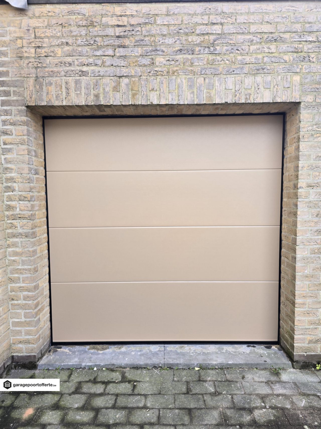 sectionale garagepoorten, motor, RAL 1019, V-line niet geprofileerd stucco
