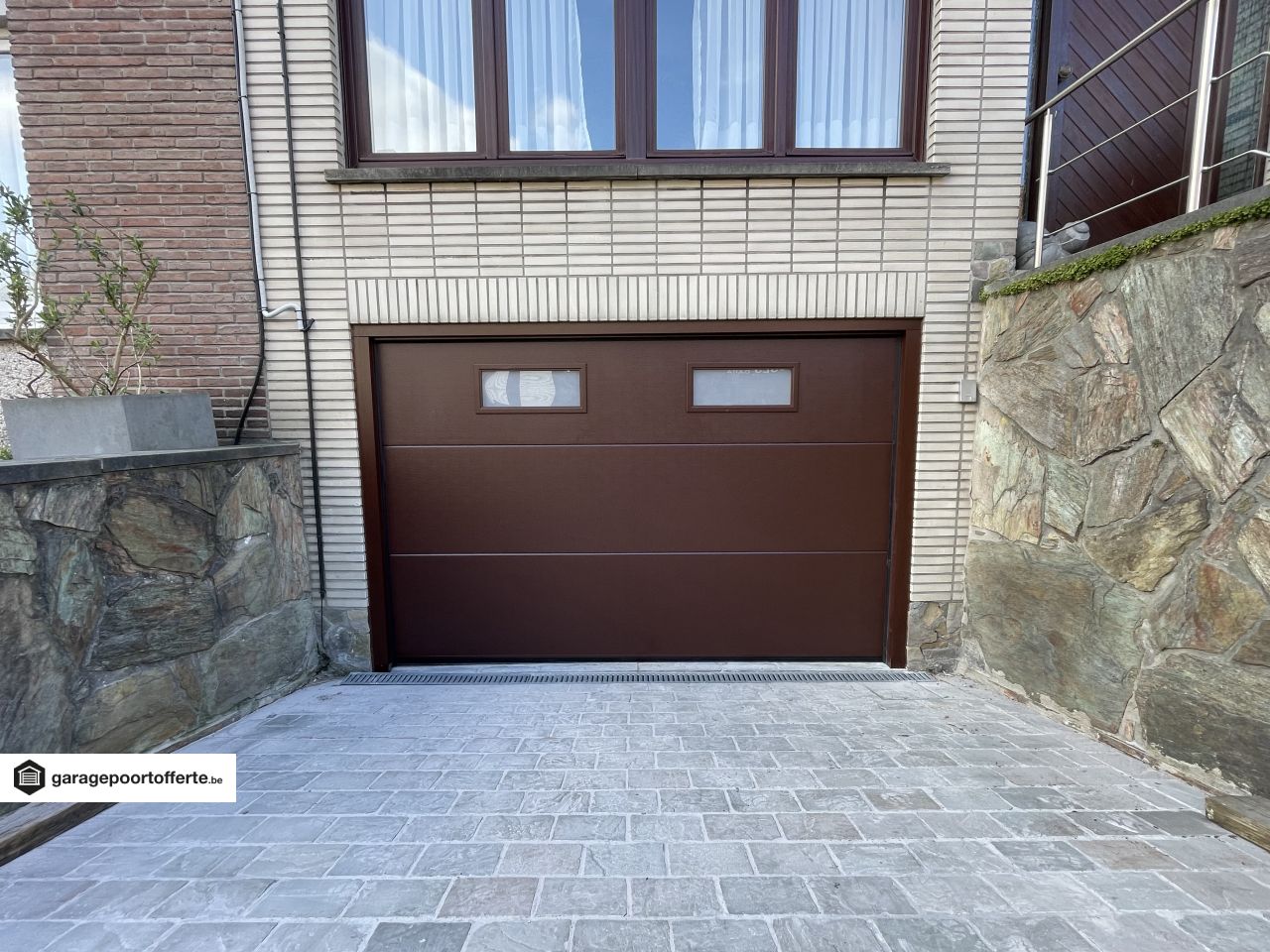 sectionale garagepoorten, motor, RAL 8016, codeklavier, structuurlak, raam