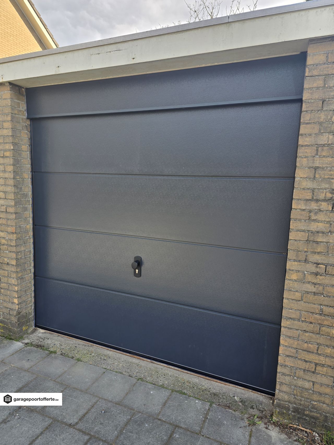 sectionale garagepoorten, hand, RAL 7016, V-line niet geprofileerd stucco