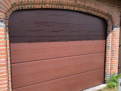 Sectionale garagepoort met sectionale garagepoorten, V-line niet geprofileerd woodgrain, motor, RAL 8017, boog