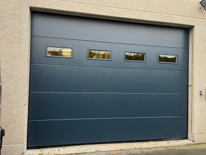 Sectionale garagepoort met sectionale garagepoorten, motor, RAL 5008, V-line niet geprofileerd stucco, raam